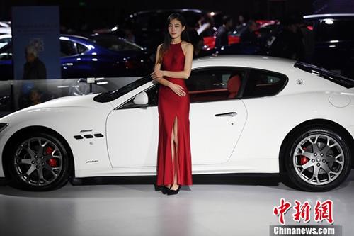 11月9日，2017第14屆中國西南（昆明）國際汽車博覽會(huì)在昆明滇池國際會(huì)展中心開展，市民欣賞了一場汽車盛宴。會(huì)展現(xiàn)場還展出了新能源汽車及機(jī)車。<a target='_blank' href='http://www.chinanews.com/'>中新社</a>記者李進(jìn)紅攝