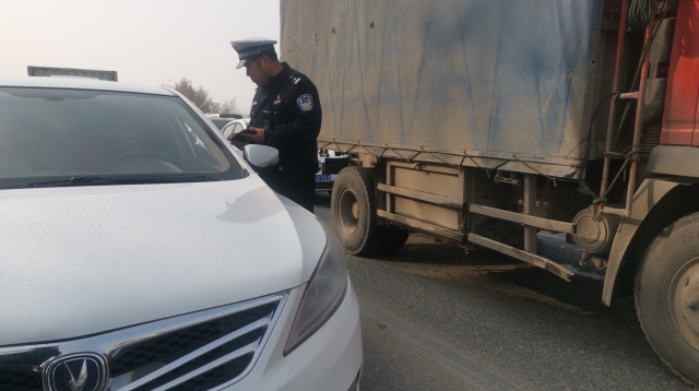 周口限行第一天，交警蜀黍上路勸返近百輛車