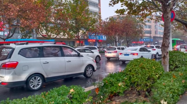 雨中道路擁堵，市民可繞行！