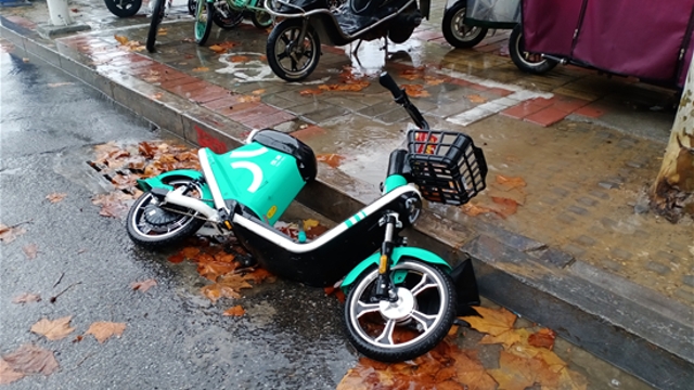 請(qǐng)把車子放好吧！
