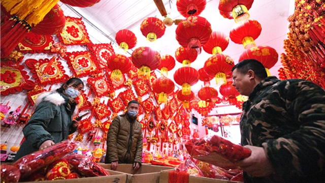新年到！紅燈籠對(duì)聯(lián)市場(chǎng)俏