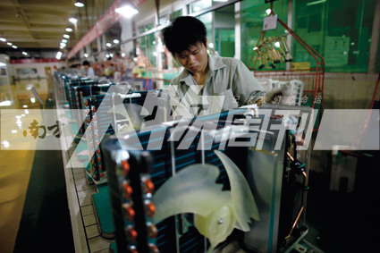 2010年5月10日，珠海格力電器工廠里，工人正在流水線上生產(chǎn)家用空調(diào)（方迎忠）
