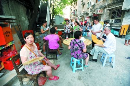 昨日,沙坪壩渝碚路,停電后市民來到院壩里乘涼。記者 張路橋 實(shí)習(xí)生 陳超 攝 昨日,沙坪壩渝碚路,停電后市民來到院壩里乘涼。記者 張路橋 實(shí)習(xí)生 陳超 攝