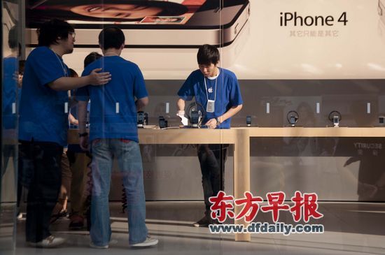 不少蘋果零售店柜臺人員說,現(xiàn)在iPhone 4很缺貨。早報記者 王炬亮 實(shí)習(xí)生 楊深來 圖 不少蘋果零售店柜臺人員說,現(xiàn)在iPhone 4很缺貨。早報記者 王炬亮 實(shí)習(xí)生 楊深來 圖