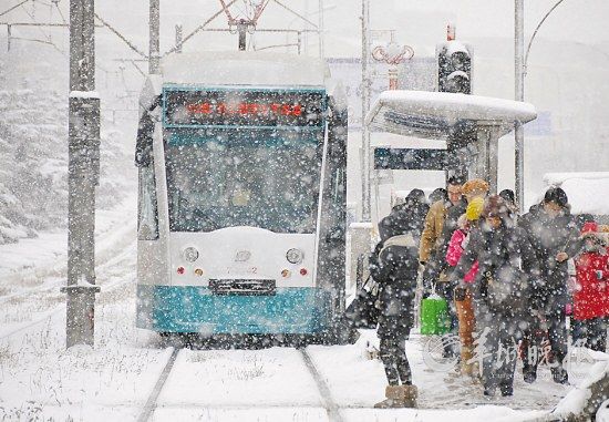 冬季，大連市民在雪中等候202路鐺鐺車 新華社發(fā)(呂文正 攝) 