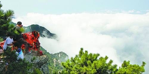  廬山云霧變幻莫測，常常轉(zhuǎn)瞬間便換了模樣。